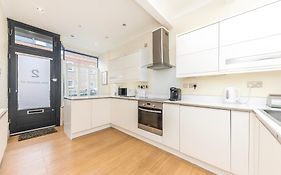 Stylish & Spacious 3 Bed Victorian House Sleeps Up To 7 - Near O2, Museums, Excel, Mazehill Station 12 Mins Direct Into London Bridge